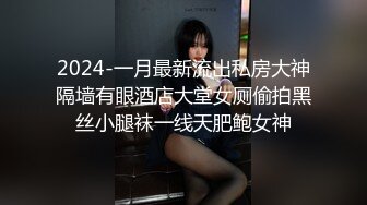 趁表妹洗头时候眼睛无法睁开的时候偷拍她洗澡,可能女人第六感觉察觉到了,表妹问谁在外面