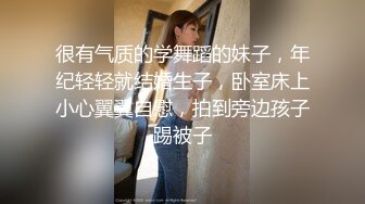 色胆包天坑神潜入国内某购物广场溜进女卫偸拍各种年龄段妹子方便不停变换角度找拍脸的机会2V1