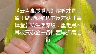 科技楼蹲守 很漂亮的红唇美女 抽着小烟玩着手机 非常的惬意