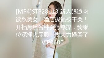 大辫子御姐美少妇全程露脸跟大哥激情啪啪，温柔的舔弄大鸡巴主动上位无套抽插，让大哥站着后入揉着骚奶子内射[