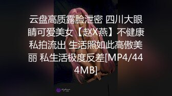 熟女穿着情趣黑丝自慰 手用着不过瘾拿了个大假鸡巴又舔又插