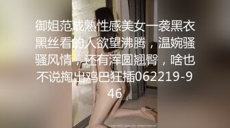 小伙跑到写字楼女厕独占一个坑，拍了不少少妇，尿尿声音都很大