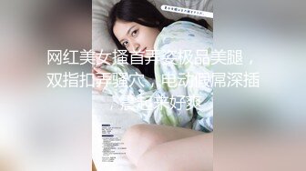 一家三口穿红衣的风骚女子逛公园，去厕所拉肚子去了，屁眼子冒出健康的稀粑粑（原档）