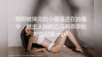 骚逼大肚子孕妇约炮隔壁老王，宾馆脱光了浴室口交大鸡巴后入抽插摩擦骚逼，床上光着身子享受老王的精油按摩