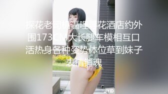 00后嫩妹脱光光贫乳翘起屁股看穴，给炮友带上套子插入