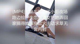 小少妇的春天，颜值不错先把逼逼洗干净再穿上情趣装丝袜诱惑伺候两个大哥玩3P，逼逼和菊花被一起草高潮喷水1