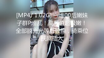 商场女厕刁钻角度偷拍牛仔裤美女的小黑鲍