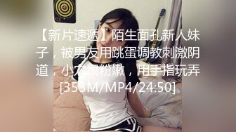 真他妈刺激，出租房一对反差颜值情侣，杀马特和清纯颜值女友，这身材这天然圆润乳房在那时代是真的美！