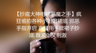 大神说服老婆3P 看自己老婆被单男压在身下 老公在一边拍视频，稀有露脸！围观