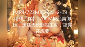 美女如云的韩国女厕偷拍人品不错的羽绒服美眉尿完仔细的擦拭厕板