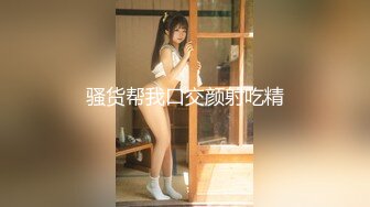 大胆熊孩子躲进女厕偷拍某教育中心两名年轻老师上厕所尿尿