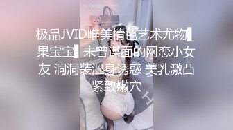 老婆和单男抱在一起