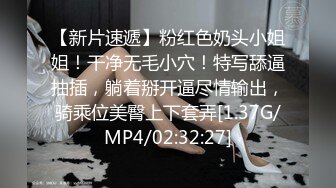 美女一路小跑急着上厕所 快憋不住了