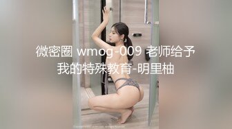 高颜值美丽少妇微微舔着粗黑的大屌被道具玩着骚逼，主动上位无套抽插流出好多白浆，被按着骚逼猛草射肚子上