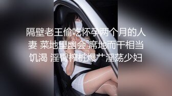 图书馆内喜欢看书的小美女