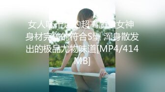 丰满身材骚气少妇演绎勾引外卖小哥3P啪啪 开裆丝袜高跟鞋上位骑乘边口交 很是诱惑喜欢不要错过