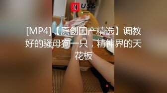 [MP4/ 1.37G] 极品萝莉小妹跟两个小哥哥激情3P，在床上让两小哥轮着玩，揉奶玩逼骚穴特写，压在身下爆草抽插后入