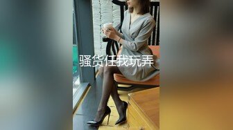 女友正玩游戏，挑逗起来拉到阳台去干（下滑联系方式和约妹技巧）