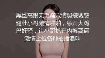 长相很漂亮的白皙美女张开腿展示自己的无毛骚穴，绝对极品一线天粉木耳