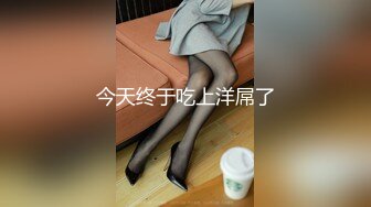 四个模特身材美女一起逛商场粉色短裙美女紧贴着超薄微透无痕内小内紧裹肉臀夹进臀缝前C凸显逼唇很是诱惑