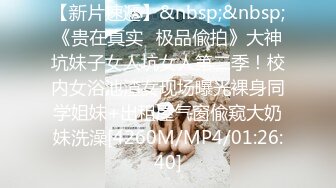 -三位身材苗条性感美女姐妹花裸体户外练瑜伽