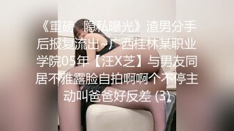 地铁惊现身材打扮巨诱惑的美女，靠近靠近靠近~高抄离罩美艳少妇，奶头果然粉粉的，和肤色一样迷人！