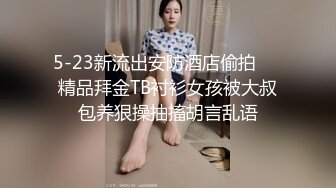 淫妻的诱惑黑丝情趣主动舔大哥的鸡巴求插，被大哥一顿激情爆草直接内射骚逼，完事掰开骚逼给狼友看特写真骚