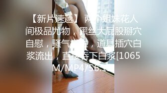 十一月最新流出魔手外购精品厕拍酒吧女厕偷拍几个美女尿尿黑衣学妹闻一闻自己擦完逼纸的味道