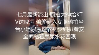 拉拉姐妹花露脸短发极品尤物少妇激情大秀直播，全程露脸让大姐穿上假鸡巴内裤爆草，吃奶玩逼