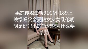 美女在厕所拿出化妆镜掰开小逼检查白带