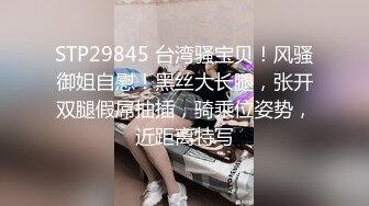 大红唇新人骚女被两大汉3P，白丝袜丁字裤，翘起屁股看穴，两根JB轮流舔