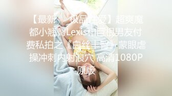 雪儿r粉 约了个男粉丝到残疾人洗手间里直播，一顿抱头大鸡巴插嘴 几次差点搞吐女主播！