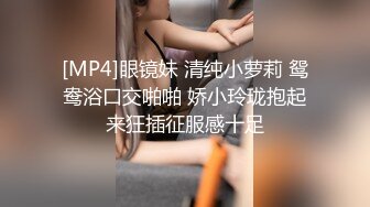 在她光滑的脸上磨擦