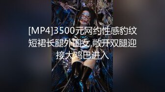 [MP4/ 461M]&nbsp;&nbsp;幸福老哥双飞美臀骚女跪着翘起屁股舔逼，叠罗汉舔屌扣穴，轮流吃JB，扶腰后入爆操，上位骑乘换着操