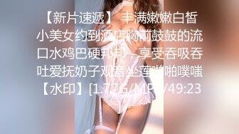 2021精品厕拍《高清后景》经典大号篇白衣黑裤美女 BB白白净净还是无毛的嫩