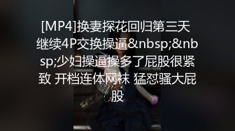 粉嫩嫩长发小美女骚骚韵味浓郁，抱在怀里亲吻揉捏奶子，这前凸后翘肉体触感美妙鸡巴硬邦邦，啪啪大力轰击【水印】