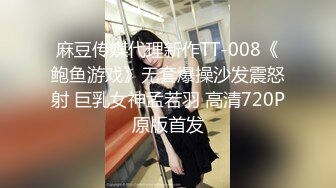 联通女业务员拿着手机给客户介绍时被恶搞突然自动播放她洗澡的视频