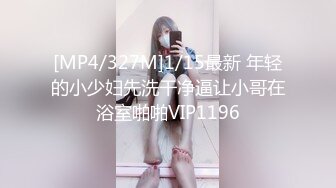 近距离沉浸式观看抽插02年女友骚逼，忍不住自摸